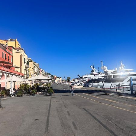 Casa Vacanza " La Rosa " Imperia Liguria Exterior foto